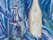 bottiglie su sfondo blu