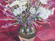 vaso di fiori bianchi e viola